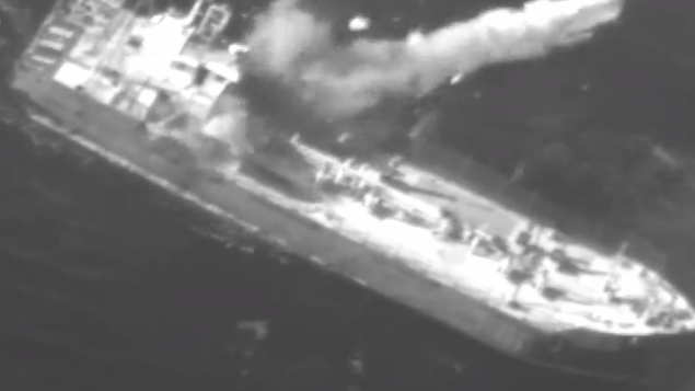 صاروخ ’هاربون’ يقصف سفينة شحن قديمة ضمن تدريب عسكري اسرائيلي، يناير 2019 (Screen capture: Israel Defense Forces)