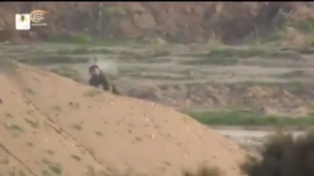 اللحظة التي أصاب فيها قناص فلسطيني خوذة ضابط إسرائيلي خلال مواجهات على حدود غزة في 22 يناير، 2019. (لقطة شاشة: الميادين) اللحظة التي أصاب فيها قناص فلسطيني خوذة ضابط إسرائيلي خلال مواجهات على حدود غزة في 22 يناير، 2019. (لقطة شاشة: الميادين)
