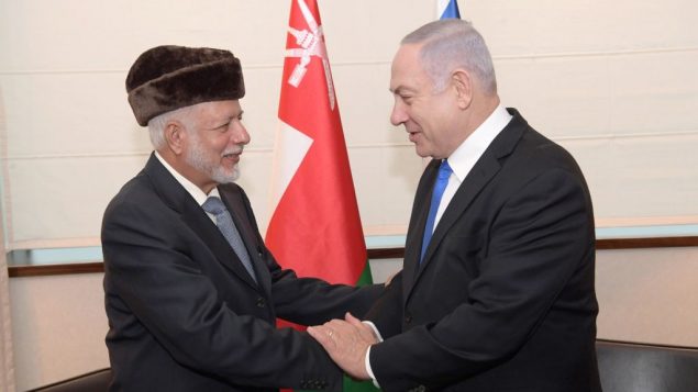 رئيس الوزراء بنيامين نتنياهو يلتقي بوزير الخارجية العماني يوسف بن علوي بن عبد الله على هامش مؤتمر الشرق الاوسط في وارسو، 13 فبراير 2019 (Amos Ben Gershom/GPO)