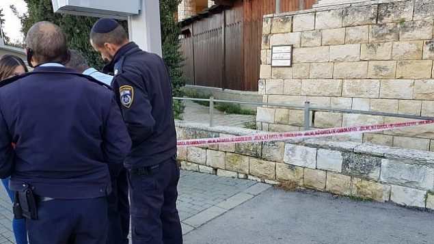 عناصر الشرطة تستجيب لهجوم طعن في حي ’غيلو’ في القدس، 17 فبراير، 2019. (Israel Police)