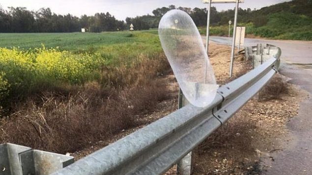 بالون يحمل ما يُشتبه بأنها عبوة ناسفة تم إطلاقه من قطاع غزة وهبط في جنوب إسرائيل، 19 فبراير، 2019. (Yediot MeHaShetah) بالون يحمل ما يُشتبه بأنها عبوة ناسفة تم إطلاقه من قطاع غزة وهبط في جنوب إسرائيل، 19 فبراير، 2019. (Yediot MeHaShetah)
