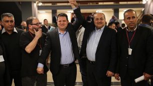 عضو الكنيست أيمن عودة وأحمد الطيبي بعد تقديم قائمة مشتركة لمرشحي حزبي ’الجبهة’ و’الحركة العربية للتغيير’ للجنة الانتخابات المركزية في الكنيست، 21 فبراير، 2019. (Hadash)