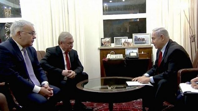 رئيس الوزراء بنيامين نتنياهو يجري محادثات حول إيران وسوريا مع المبعوث الخاص للرئيس الروسي فلاديمير بوتين للشؤون السورية، ألكسندر لافرينتيف، ونائب وزير الخارجية الروسي سيرغي فيرشينين في القدس، 29 يناير، 2019. رئيس الوزراء بنيامين نتنياهو يجري محادثات حول إيران وسوريا مع المبعوث الخاص للرئيس الروسي فلاديمير بوتين للشؤون السورية، ألكسندر لافرينتيف، ونائب وزير الخارجية الروسي سيرغي فيرشينين في القدس، 29 يناير، 2019.