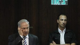 رئيس الوزراء بينيامين نتنياهو يتحدث على الهاتف المحمول خلال جلسة للكنيست في 5 يونيو، 2013. (Miriam Alster/Flash90)
