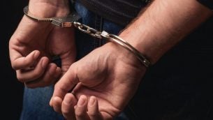 صورة توضيحية لمعتقل مكبل الايدي (YakobchukOlena/iStock, by Getty Images)