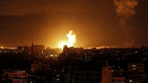 توضيحية:  انفجار ناتج عن غارة جوية إسرائيلية في مدينة غزة، 27 أكتوبر، 2018.  (Mahmud Hams/AFP)