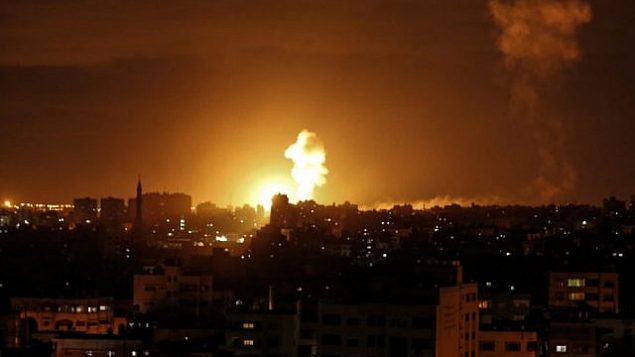 توضيحية:  انفجار ناتج عن غارة جوية إسرائيلية في مدينة غزة، 27 أكتوبر، 2018.  (Mahmud Hams/AFP)