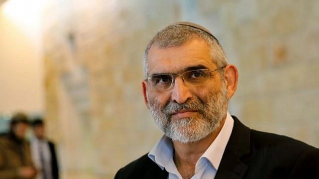 زعيم حزب ’عوتسما يهوديت’، ميخائيل بن آري، يحضر جلسة في لمحكمة العليا في القدس في 14 مارس، 2019، بشأن السماح له بخوض الإنتخابات للكنيست. ( GIL COHEN-MAGEN / AFP)