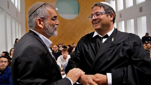قادة حزب ’عوتسما يهوديت’، ميخائيل بن آري وإيتما بن غفير (من اليمين) يحضران جلسة في المحكمة العليا في القدس، 14 مارس، 2019، بشأن السماح لهما بخوض الإنتخابات للبرلمان الإسرائيلي. (GIL COHEN-MAGEN / AFP)