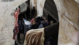 فلسطينيون يكسرون باب عند بوابة الرحمة في الحرم القدسي في مدينة القدس القديمة في 15 مارس 2019. (Ahmad Gharabli/AFP)