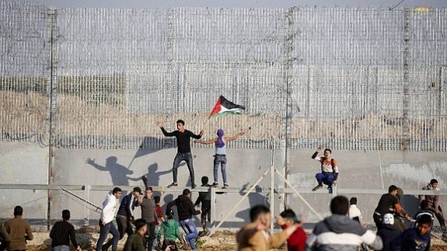 مظاهرات فلسطينية على السياج الحدودي مع إسرائيل شرق مدينة غزة في 22 مارس 2019.  (Said Khatib/AFP)