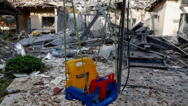 منزل في بلدة مشميرت في وسط إسرائيل تدمر جراء هجوم صاروخي من قطاع غزة، 25 مارس، 2019 (Jack GUEZ/AFP)