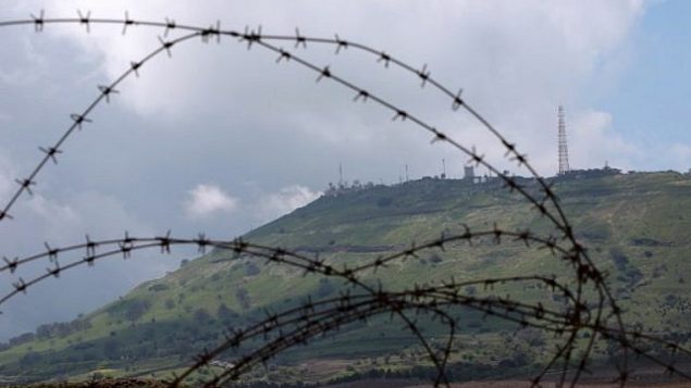 نقطة للجيش الإسرائيلي في هضبة الجولان تم التقاطها من بلدة القنيطرة في الجانب السوري من الحدود، 26 مارس، 2019.(Louai Beshara/AFP)