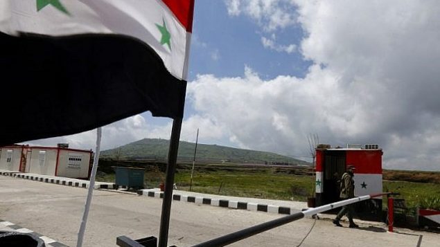 صورة توضيحية: جندي سوري بمر بالقرب من نقطة حدودية عند الحدود مع اسرائيل، في بلدة الثنيطرة السورية في مرتفعات الجولان، 26 مارس 2019 (Louai Beshara/AFP) صورة توضيحية: جندي سوري بمر بالقرب من نقطة حدودية عند الحدود مع اسرائيل، في بلدة الثنيطرة السورية في مرتفعات الجولان، 26 مارس 2019 (Louai Beshara/AFP)