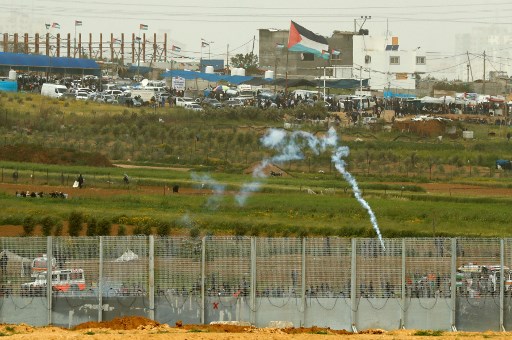 جنود اسرائيليون يطلقون قنابل غاز مسيل للدموع باتجاه متظاهرين عند حدود قطاع غزة، 20 مارس 2019 (Jack GUEZ / AFP) جنود اسرائيليون يطلقون قنابل غاز مسيل للدموع باتجاه متظاهرين عند حدود قطاع غزة، 20 مارس 2019 (Jack GUEZ / AFP)