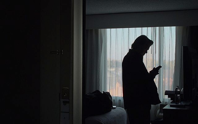 ستيفن بانون في مشهد من فيلم "الحافة". (Courtesy Magnolia Pictures)
