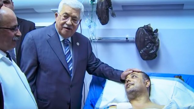رئيس السلطة الفلسطينية محمود عباس يزور عاطف ابو سيف في المستشفى برام الله، 20 مارس 2019 (YouTube screen capture)