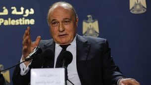 وزير المالية في السلطة الفلسطينية، شكري بشارة، يتكلم في مؤتمر صحفي في رام الله، 11 مارس، 2019. (Credit: Wafa)
