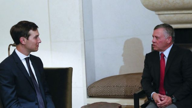 العاهل الاردني عبد الله الثاني يستقبل مستشار البيت الابيض جارد كوشنر في عمان، 22 اغسطس 2017 (The Royal Hashemite Court Twitter via AP)