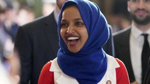 النائبة الهان عمر تصل لحضور خطاب حالة الاتحاد للرئيس الامريكي دونالد ترامب في مبنى الكابيتول في واشنطن، 5 فبراير 2019 (AP Photo/Carolyn Kaster)
