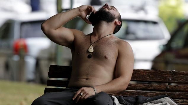 رجل يتحدث على هاتف خارج مسجد في وسط مدينة كرايستشيرش ، نيوزيلندا ، الجمعة 15 مارس ، 2019. بعد مقتل العديد من الأشخاص في إطلاق نار جماعي على مسجد في مدينة كرايستشيرش النيوزيلندية AP Photo/Mark Baker