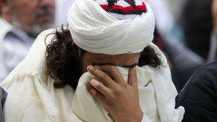 رجل مسلم يبكي خلال صلاة الجمعة في جديقة هاغلي في كرايست تشيرتش، نيوزيلندا، 22 مارس 2019 (AP Photo/Vincent Thian)