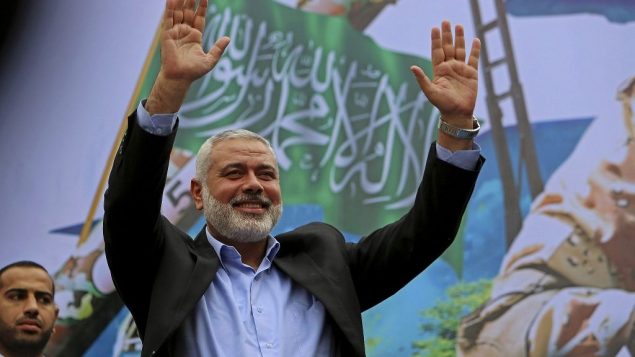 قائد حركة حماس اسماعيل هنية خلال احياء الذكرى ال27 لتأسيس الحركة الفلسطينية، في جباليا، شمال قطاع غزة، 12 ديسمبر 2014 (AP Photo/Adel Hana, File)