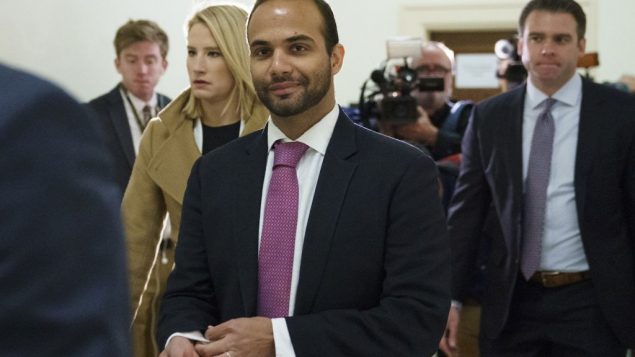 جورج بابادوبولوس، مستشار سابق في حملة دونالد ترامب الانتخابية، يصل لأول جلسة امام محققين في الكونغرس الامريكي في واشنطن، 25 اكتوبر 2018 (AP Photo/Carolyn Kaster)