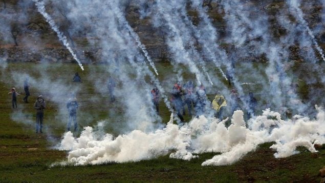 قوات إسرائيليى تطلق غازا مسيلا للدموع على متظاهرين فلسطينيين خلال مواجهات في قرية المغير بالقرب من رام الله، بعد تشييع جثمان حمدي نعسان، 27 يناير 2019 (AP Photo/Majdi Mohammed) قوات إسرائيليى تطلق غازا مسيلا للدموع على متظاهرين فلسطينيين خلال مواجهات في قرية المغير بالقرب من رام الله، بعد تشييع جثمان حمدي نعسان، 27 يناير 2019 (AP Photo/Majdi Mohammed)