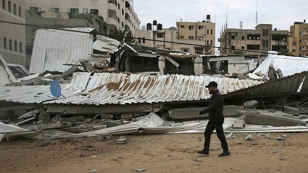 فلسطيني يتفقد الأضرار في وزارة شؤون الأسرى التابعة لحماس بعد غارة جوية إسرائيلية، مدينة غزة، 15 مارس، 2019.  (AP Photo/Adel Hana)