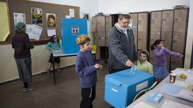 إسرائيلي يصوت في مستوطنة عفرات في 17 مارس 2015. (AP Photo / Dan Balilty)