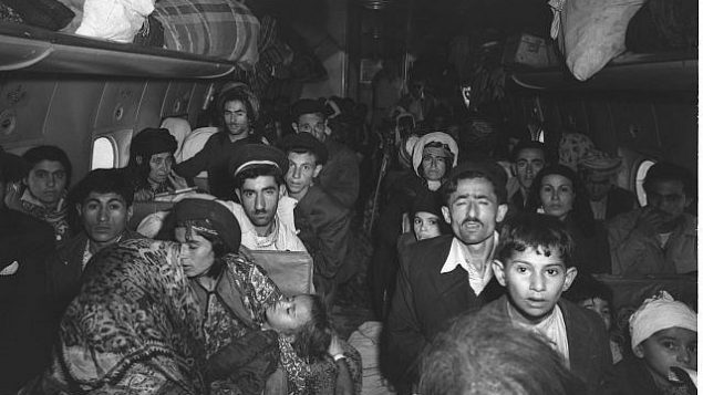 يهود عراقيون يصلون إلى مطار اللد الإسرائيلي في الأول من مايو عام 1950.(GPO / BRAUNER TEDDY)
