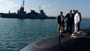 بنيامين نتنياهو يقوم بجولة في غواصة INS Tanin، التي بنتها الشركة الألمانية ثيسنكروب، لدى وصولها إلى إسرائيل في 23 سبتمبر 2014. (Kobi Gideon / GPO / Flash90)
