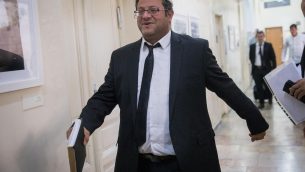 المحامي ايتمار بن غفير يصل محكمة الصلح في القدس، 29 اكتوبر 2018 (Yonatan Sindel/Flash90)