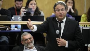 اعضاء حزب ’عوتسما يهوديت’، الرئيس ميخائيل بن آري، يسار، وإيتمار بن غفير، خلال جلسة للجنة الانتخابات المركزية في الكنيست لتباحث طلبات تنادي لحزر ترشيح بن آري للكنيست في النتخابات شهر ابريل، 6 مارس 2019 (Noam Revkin Fenton/Flash90)