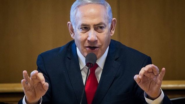 رئيس الوزراء بنيامين نتنياهو يتكلم خلال مراسم التوقيع على اتفاق لبناء شقق جديدة في القدس، 11 مارس، 2019. (Aharon Krohn/Flash90)