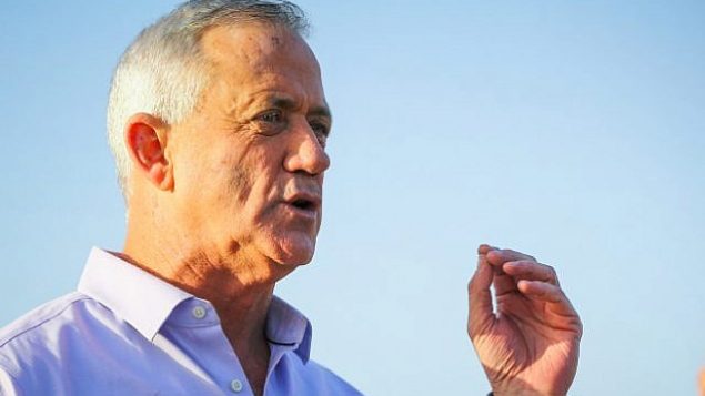 زعيم حزب ’أزرق أبيض’ بيني غانتس يعقد مؤتمرا صحفيا في كيبوتس ناحال عوز في جنوب إسرائيل، 15 مارس، 2019. (Flash90)
