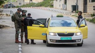 جنود إسرائيليون خلال مداهمة في قرية بروقين بالقرب من بلدة سلفيت في الضفة الغربية، 17 مارس، 2019، خلال عمليات بحث عن منفذ هجوم فلسطيني قتل شخصين بالقرب من أريئيل. (Flash90)