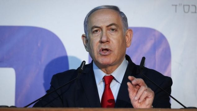 رئيس الوزراء بنيامين نتنياهو يدلي بتصريح للإعلام من منزل رئيس الوزراء في القدس، 20 مارس 2019 (Yonatan Sindel/Flash90)