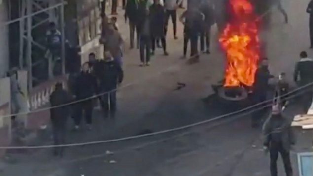 صورة شاشة من فيديو لقناة "كان"، يظهر مظاهرة في قطاع غزة ضد غلاء المعيشة، 15 مارس 2019 (Screen capture: Twitter)