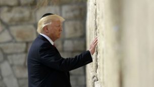 الرئيس الأمريكي دونالد ترامب يزور الحائط الغربي، 22 مايو، 2017، في القدس.  (AP Photo/Evan Vucci)