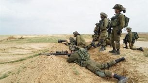 القناصة الإسرائيليون يستعدون لاحتجاجات واسعة للفلسطينيين في غزة واحتمال قيام المتظاهرين بمحاولة اختراق السياج الحدودي ​​في 30 مارس 2018. (الجيش الإسرائيلي)