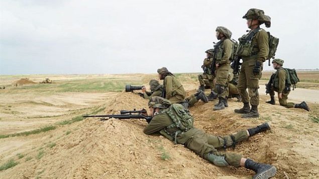 القناصة الإسرائيليون يستعدون لاحتجاجات واسعة للفلسطينيين في غزة واحتمال قيام المتظاهرين بمحاولة اختراق السياج الحدودي ​​في 30 مارس 2018. (الجيش الإسرائيلي)