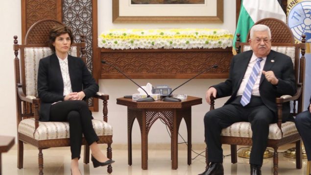 رئيسة حزب ميريتس تمار زاندبرغ ورئيس السلطة الفلسطينية محمود عباس، في المقر الرئاسي في رام الله، 10 مارس 2019 (Elad Malka)