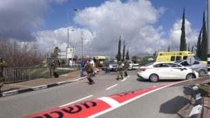 جنود اسرائيليون في ساحة هجوم اطلاق نار بالقرب من مفرق ارئيل في شمال الضفة الغربية، 17 مارس 2019 (B'Lev Hadashot)