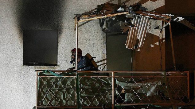منزل في بلدة سديروت، جنوب اسرائيل، اصيب بشظايا قذيفة، 25 مارس 2019 (Meital Adri/Sderot Online) منزل في بلدة سديروت، جنوب اسرائيل، اصيب بشظايا قذيفة، 25 مارس 2019 (Meital Adri/Sderot Online)