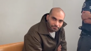 محمود جبارين، المشتبه به بمساعدة حزب الله، في محكمة حيفا المركزية، 22 مارس 2019 (Walla news video screenshot)
