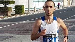 حسن الشيشكلي خلال مشاركته في سباق ماراثون في الإمارات.   (screenshot )