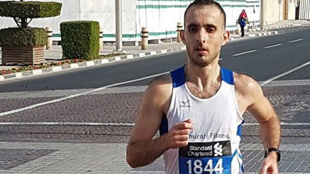 حسن الشيشكلي خلال مشاركته في سباق ماراثون في الإمارات.   (screenshot )