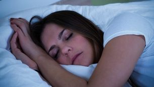 صورة توضيحية لسيدة نائمة (أندري بوبوف ، iStock by Getty Images)